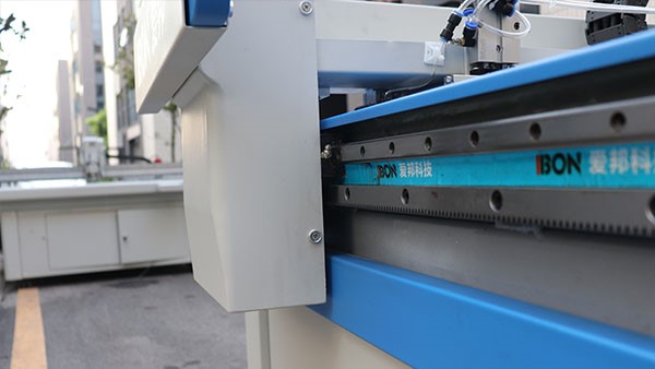 振動(dòng)刀裁床的用途有哪些，適合裁剪哪些行業(yè)材料